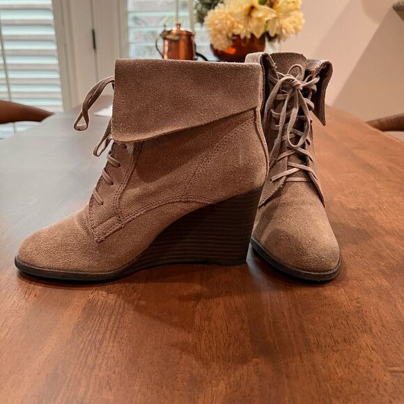 Lucky Brand Suede Tan Wedge Ankle Booties Women’s Size 7 Lace-Up Foldover Boots - Picture 4 of 10